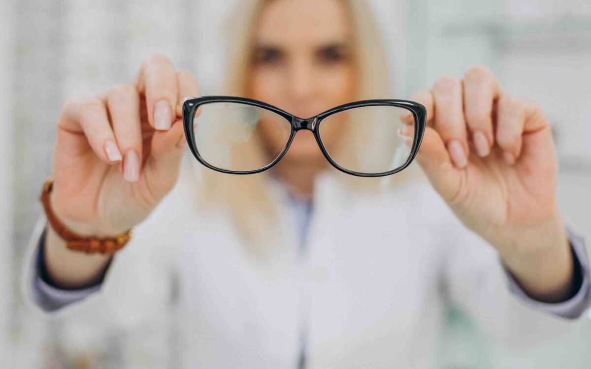 Female optician working at optic store Foto de oculista creado por senivpetro - www.freepik.es