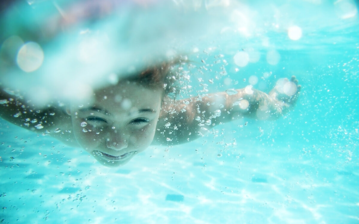 Child,Swimming,Underwater,In,Sea,Or,Pool