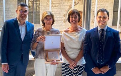 FEFAC recibe la Placa al Trabajo President Macià 2025 por su compromiso con la farmacia comunitaria
